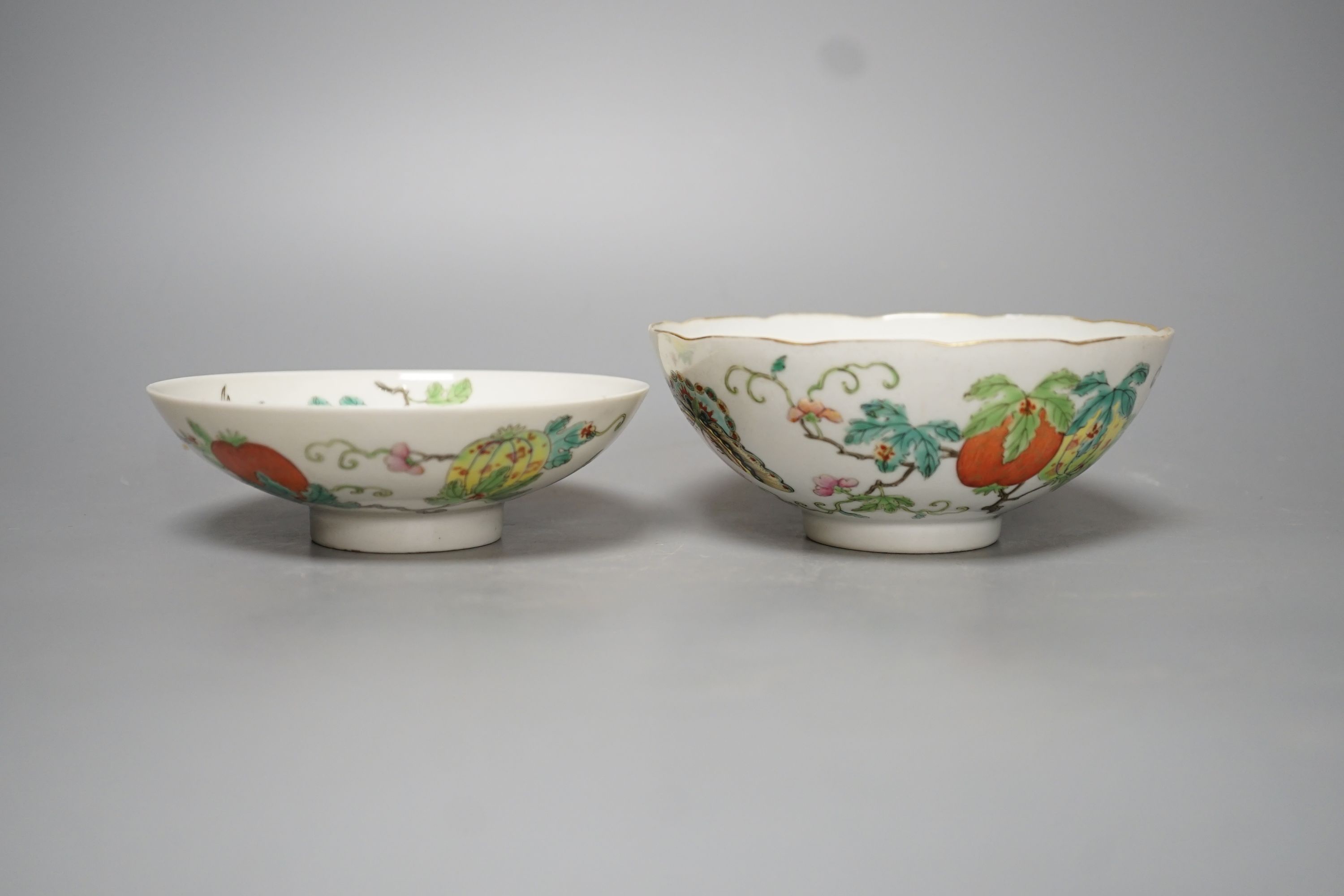 A Chinese famille rose bowl and cover, Xianfeng / Tongzhi period, unusually painted inside 14cm diameter